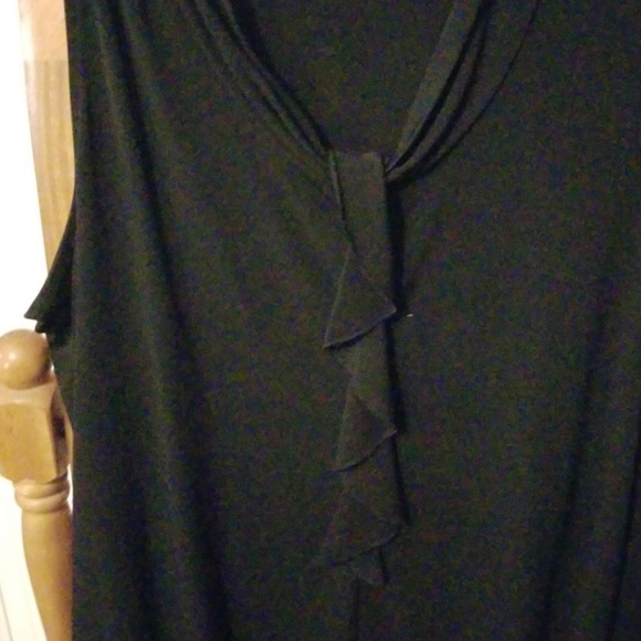 Sleeveless top gently used - Picture 3 of 3